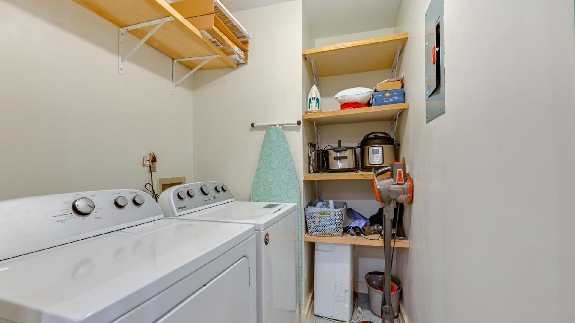 1 Mi To Boa Stadium! Walkable W/ Porch *