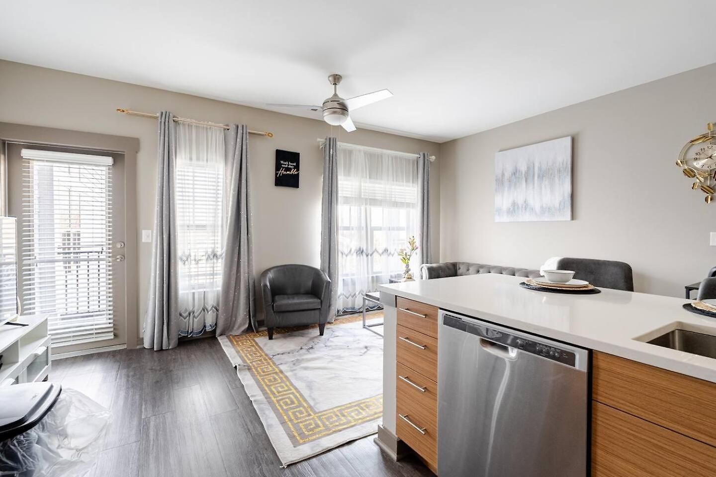 Skyline Serenity- Gym, Walk To Bars And Restaurants Apartment *