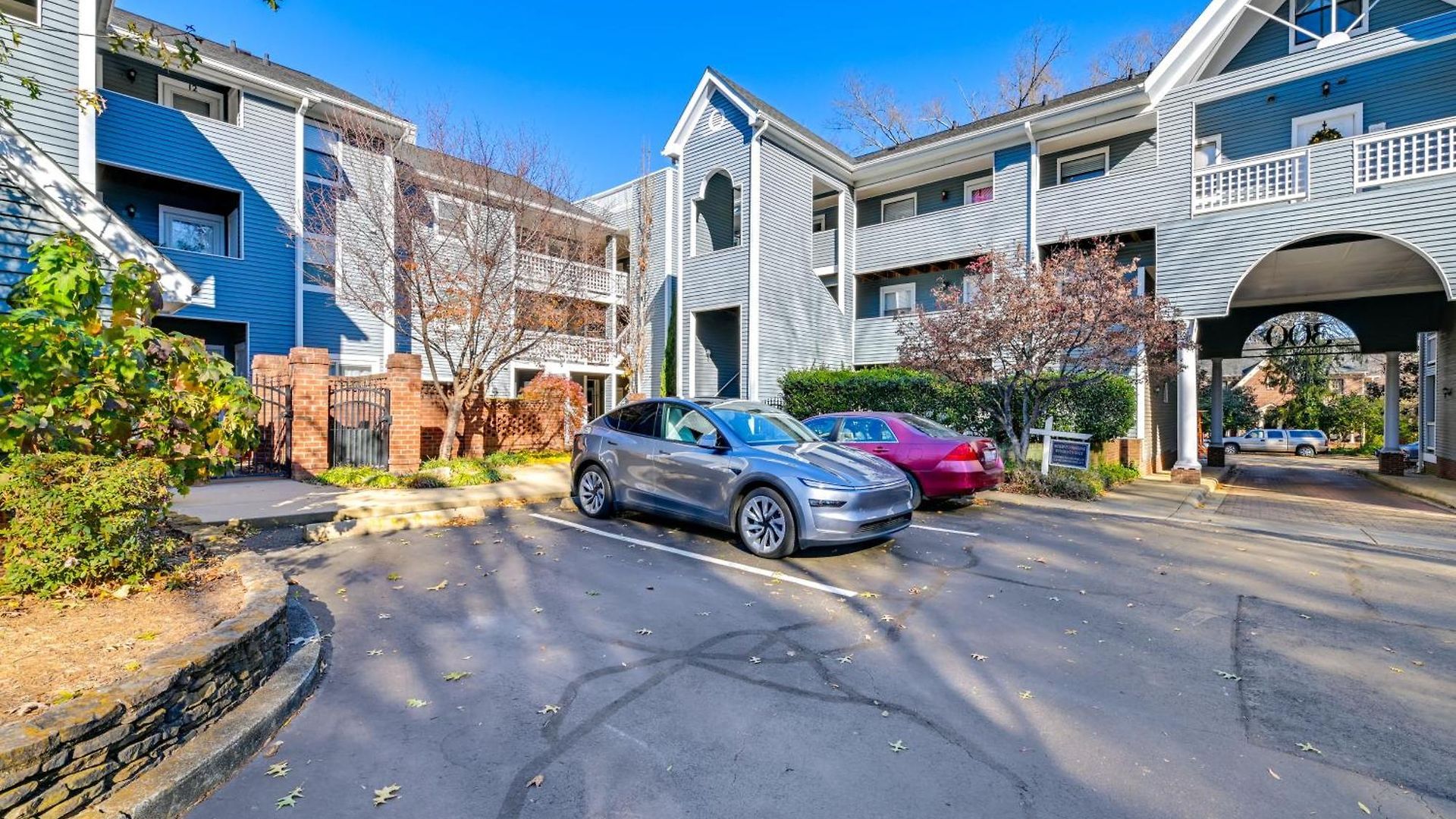 1 Mi To Boa Stadium! Walkable W/ Porch