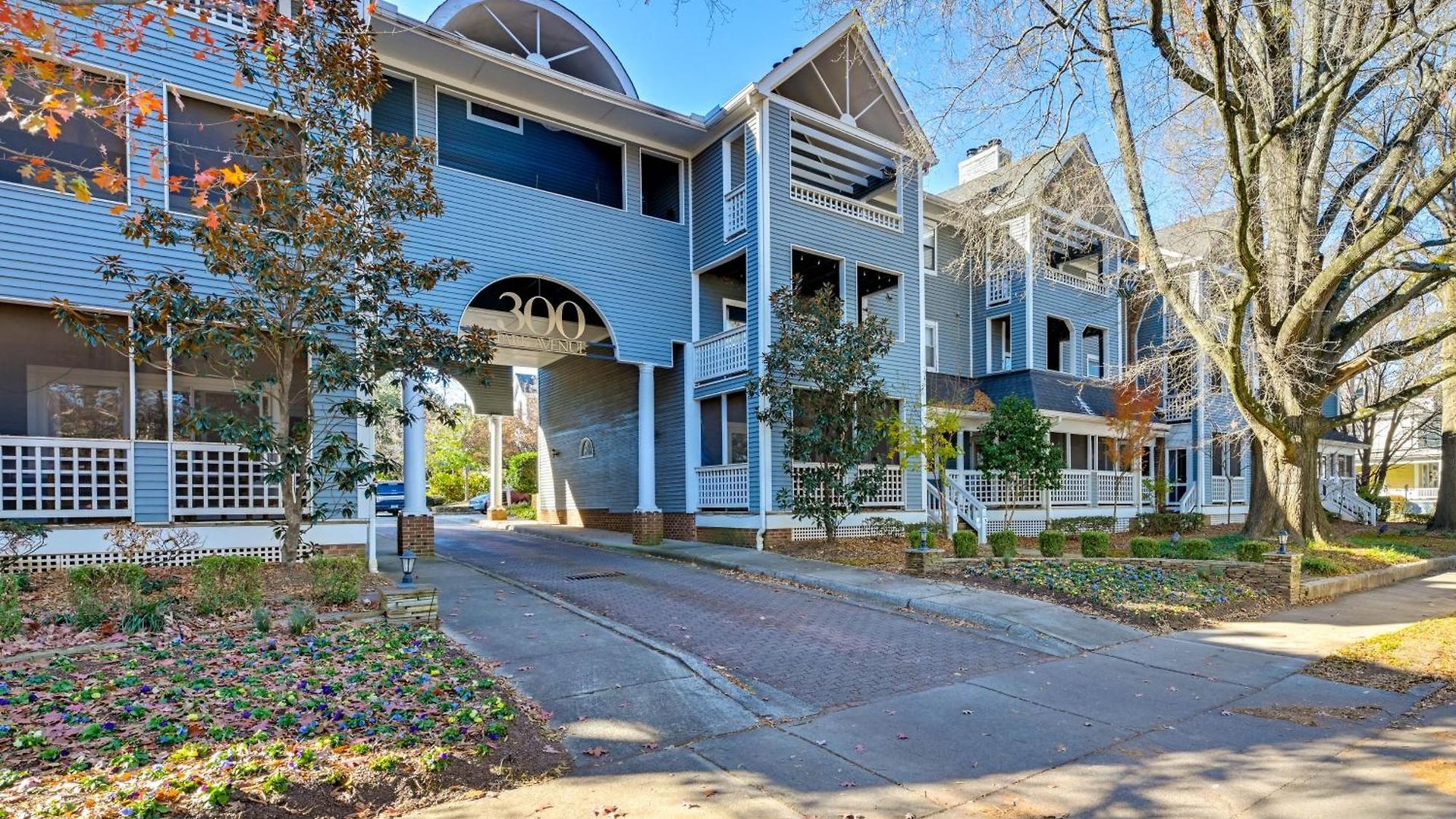 1 Mi To Boa Stadium! Walkable W/ Porch