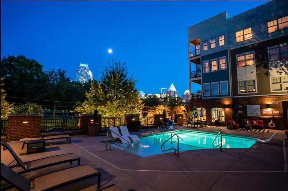 Apartment Skyline Serenity- Gym, Walk To Bars And Restaurants