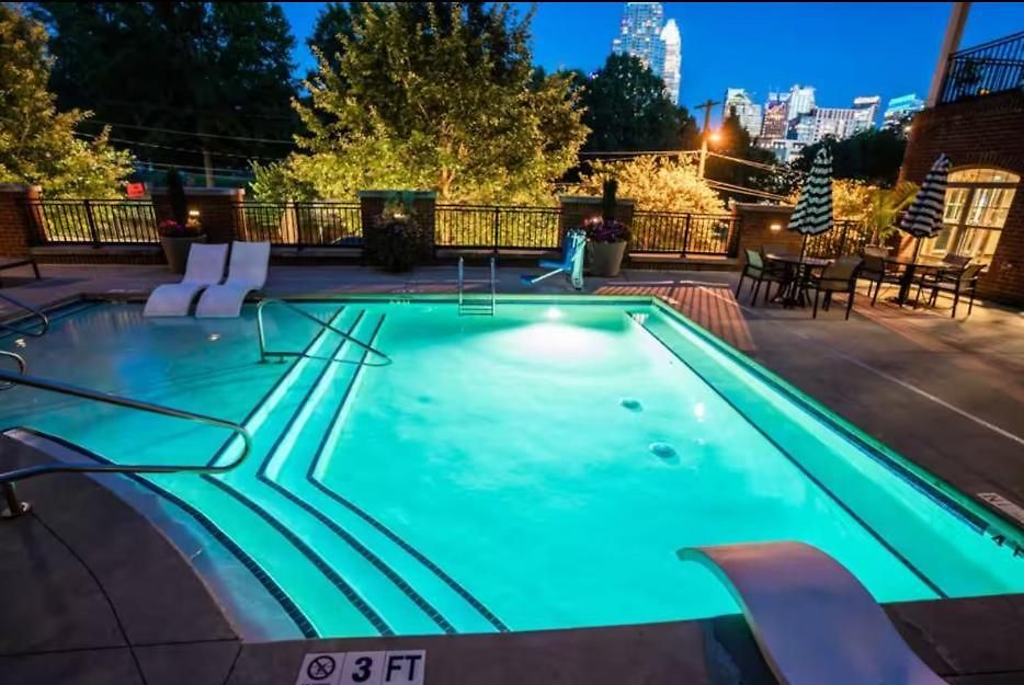 Skyline Serenity- Gym, Walk To Bars And Restaurants Apartment *