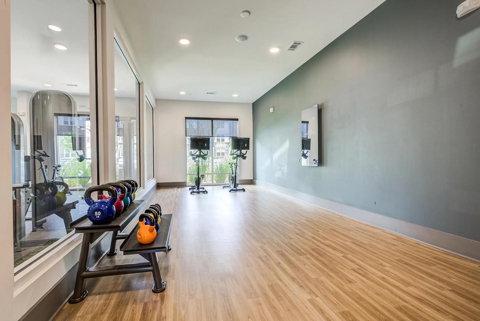 Landing Stunning 1bd Gym Pool Apartment *