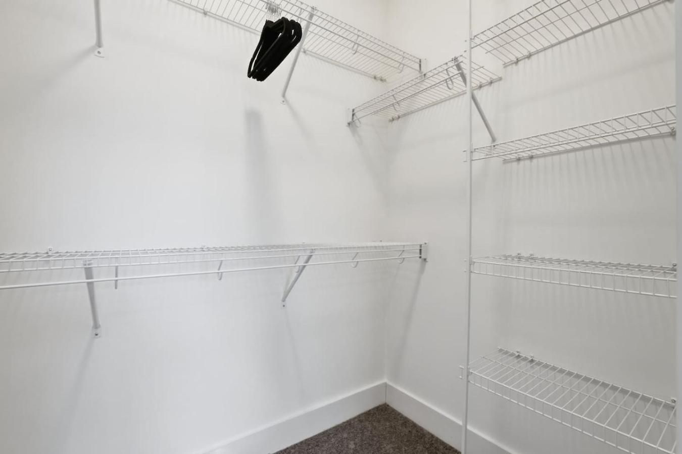 Urban Escape | Free Parking, Pool, Gym Apartment
