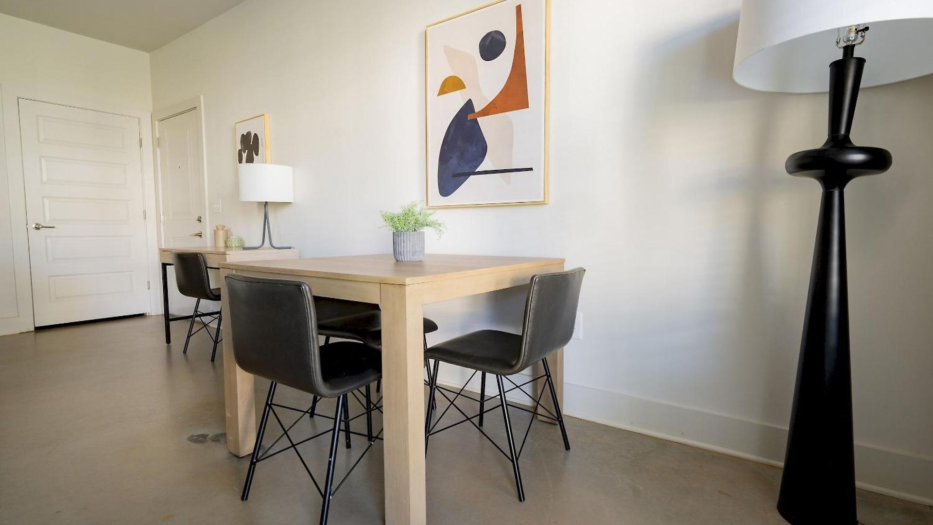 Landing - The Henry Apartment *