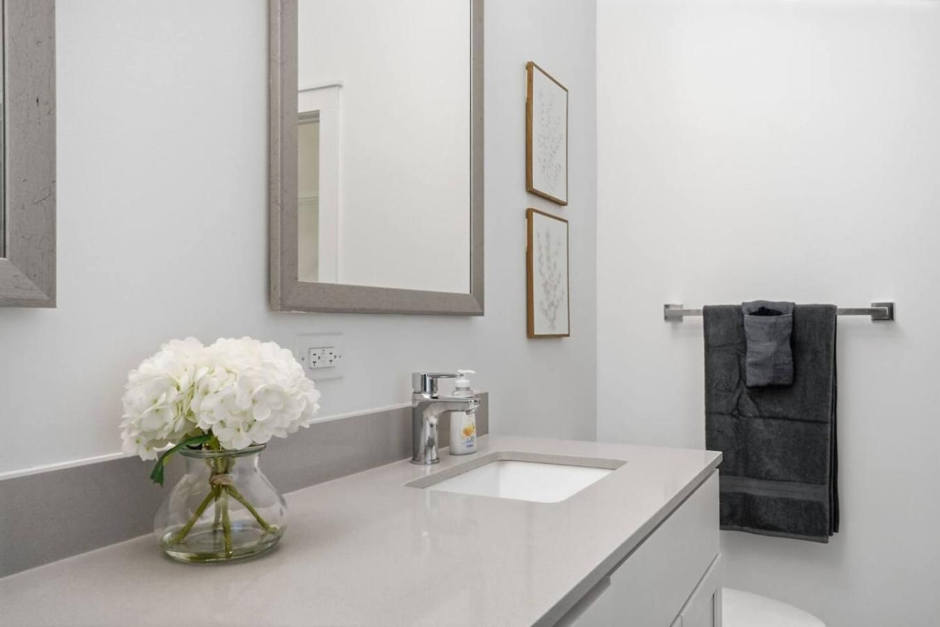 Urban Escape | Free Parking, Pool, Gym Apartment *