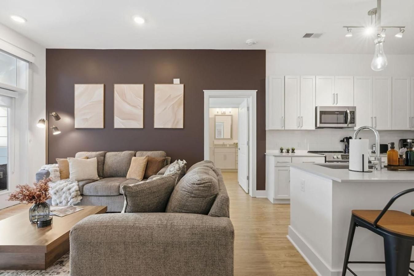 Urban Escape | Free Parking, Pool, Gym Apartment