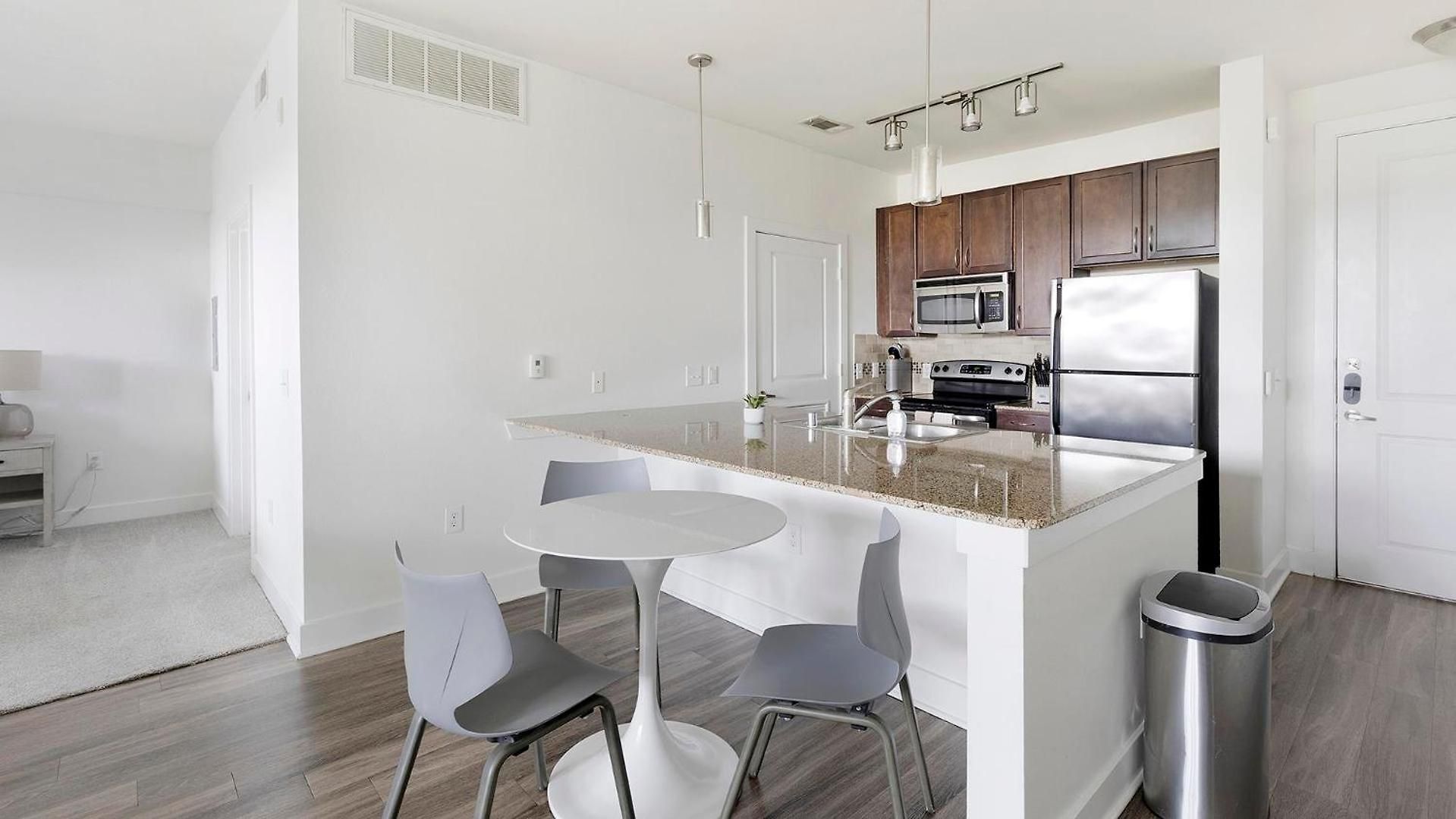 Apartment Landing - North *