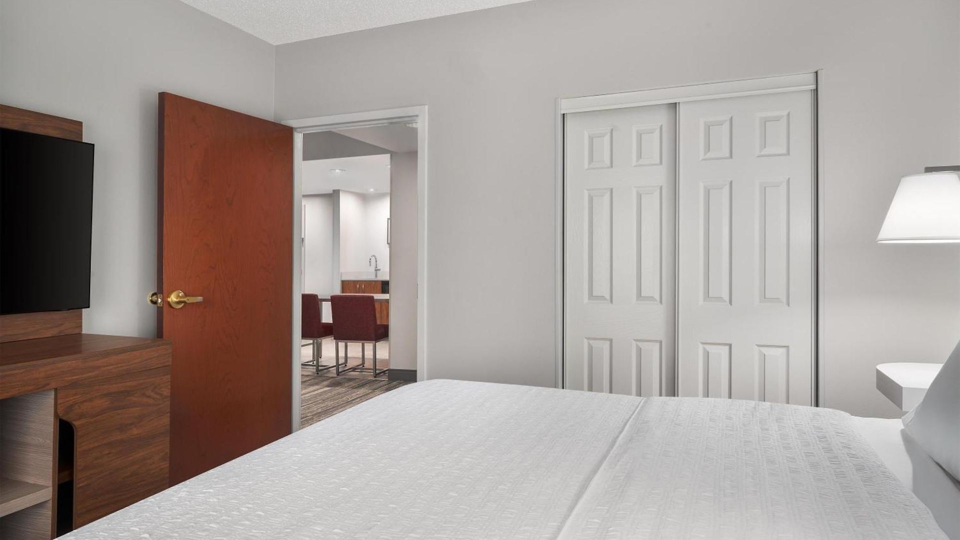Hampton & Arrowood Rd Hotel 3*