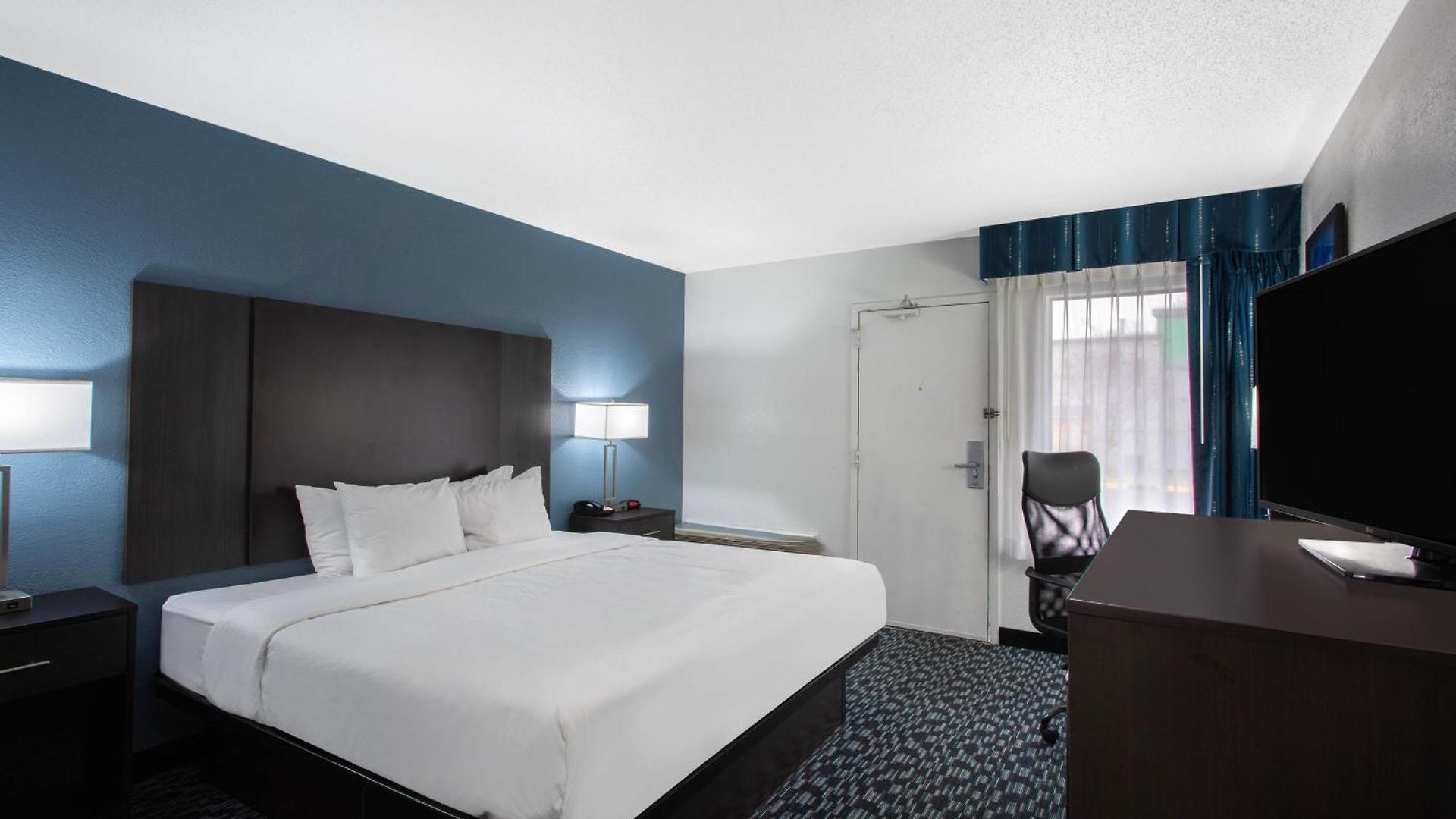 Clarion Pointe Hotel