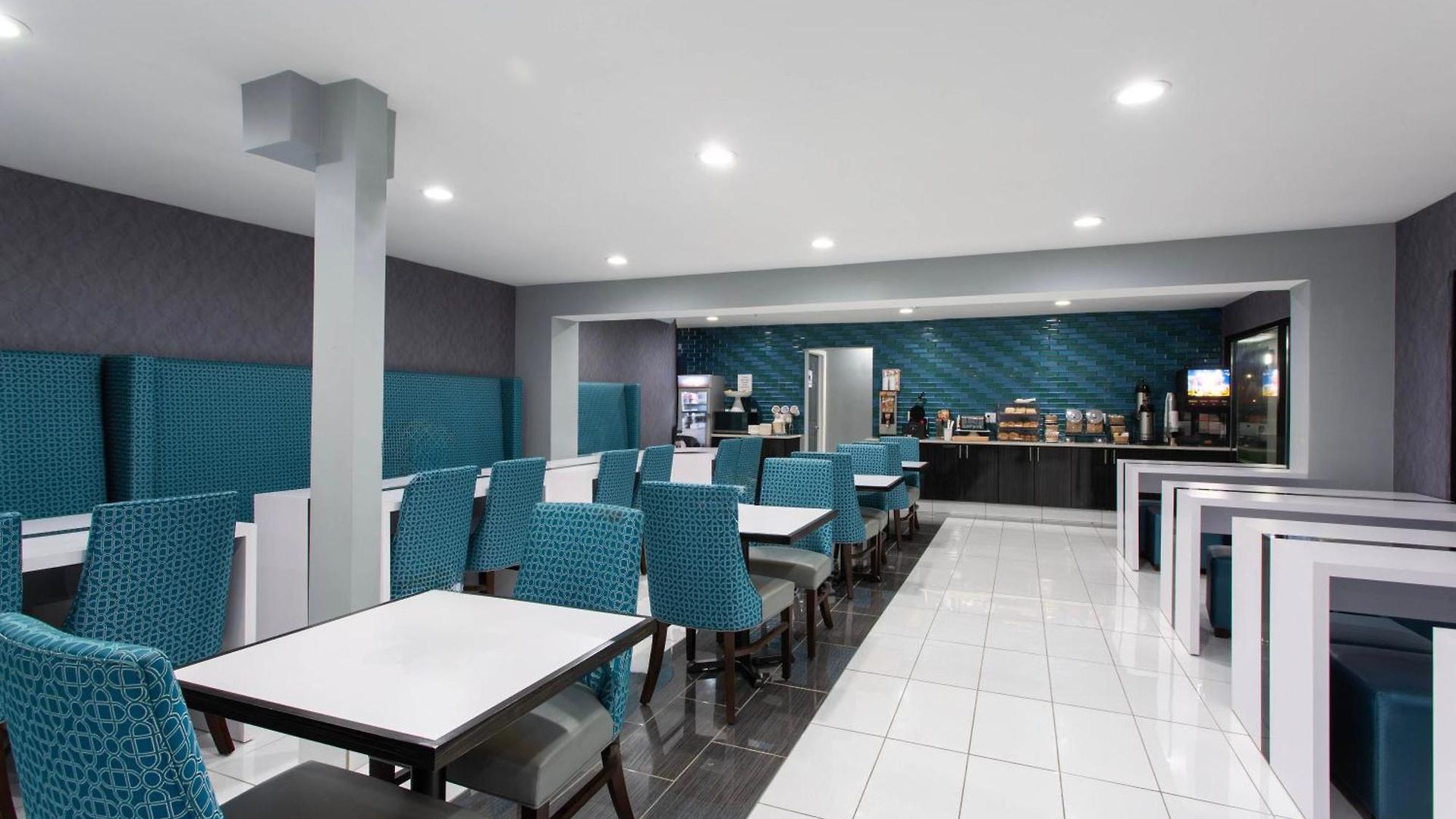 Clarion Pointe Hotel