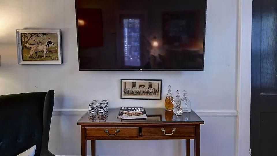 Chic Comfortable 2br With Porch Near Dilworth