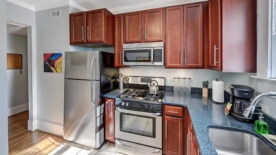 Chic Comfortable 2br With Porch Near Dilworth Holiday home