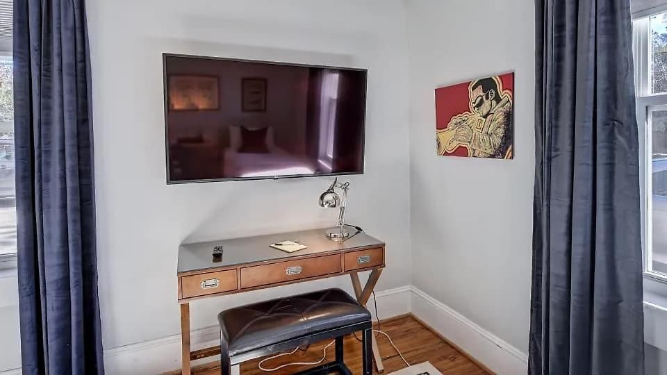 Chic Comfortable 2br With Porch Near Dilworth Charlotte