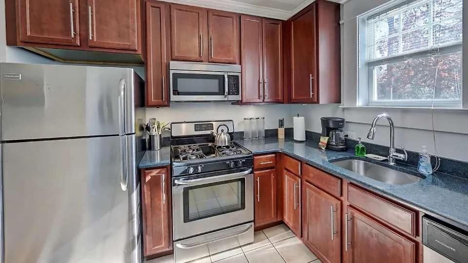 Chic Comfortable 2br With Porch Near Dilworth Holiday home *