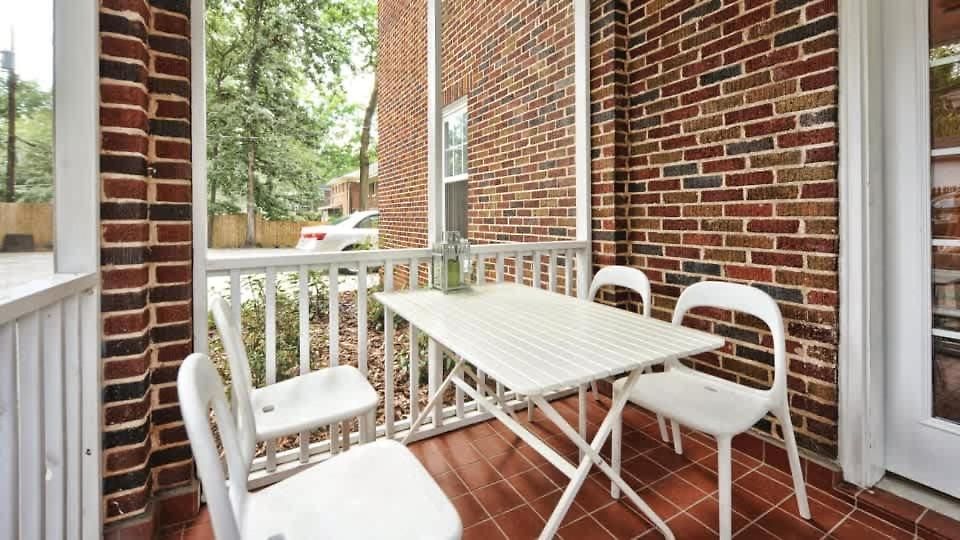 Chic Comfortable 2br With Porch Near Dilworth Holiday home *