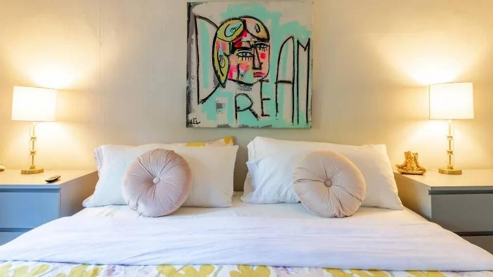 Lovely 2br Near Uptown Holiday home *
