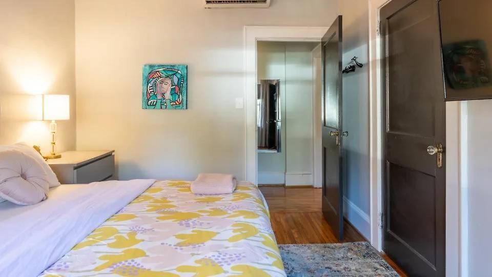 Lovely 2br Near Uptown Holiday home