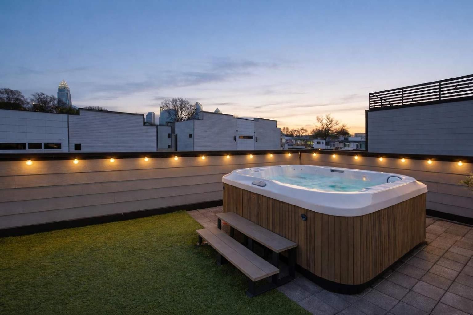 Holiday home Luxe Townhome Rooftop Hot Tub Parking *
