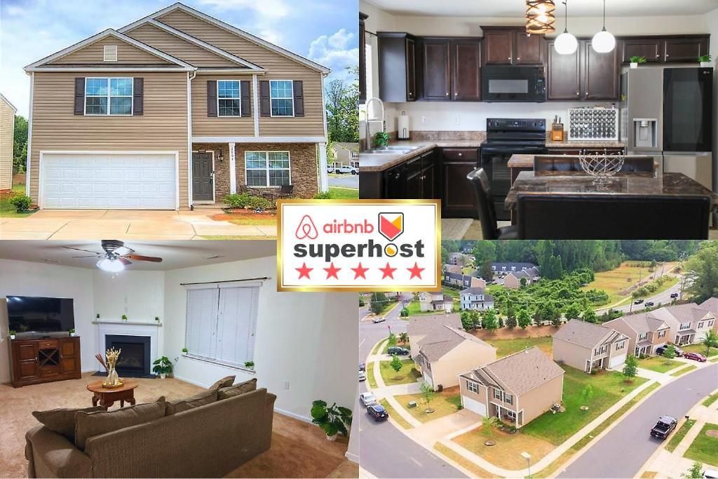 Modern 4 Bedroom Near Uptown Holiday home *