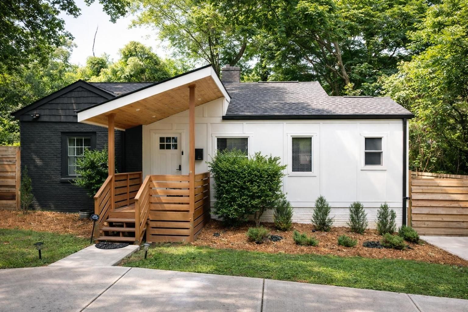 Hpthe Bungalowspectrumbojanglesfenced Yarddog * Charlotte