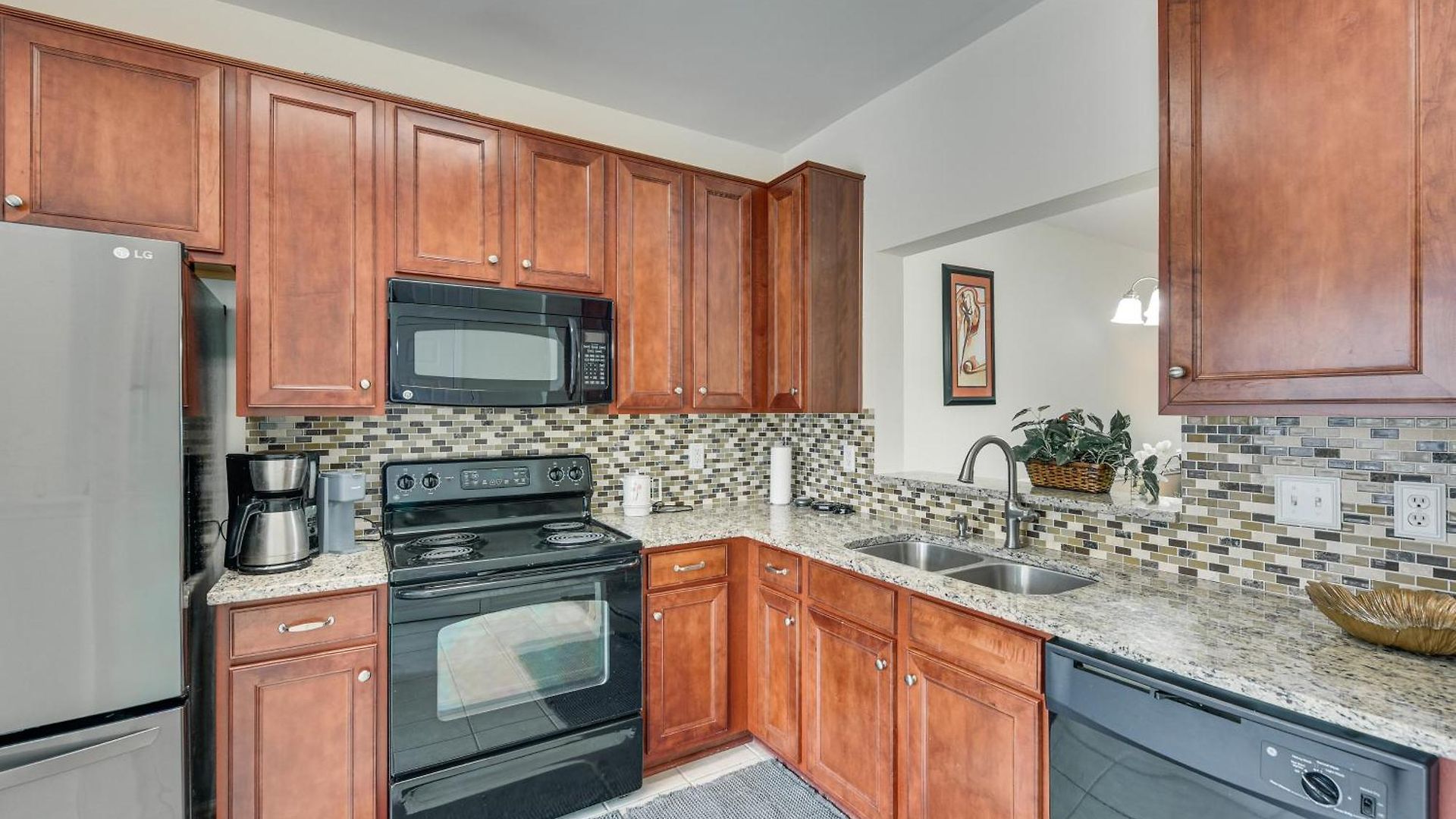 Dog-friendly Townhome W/ Patio In Area!
