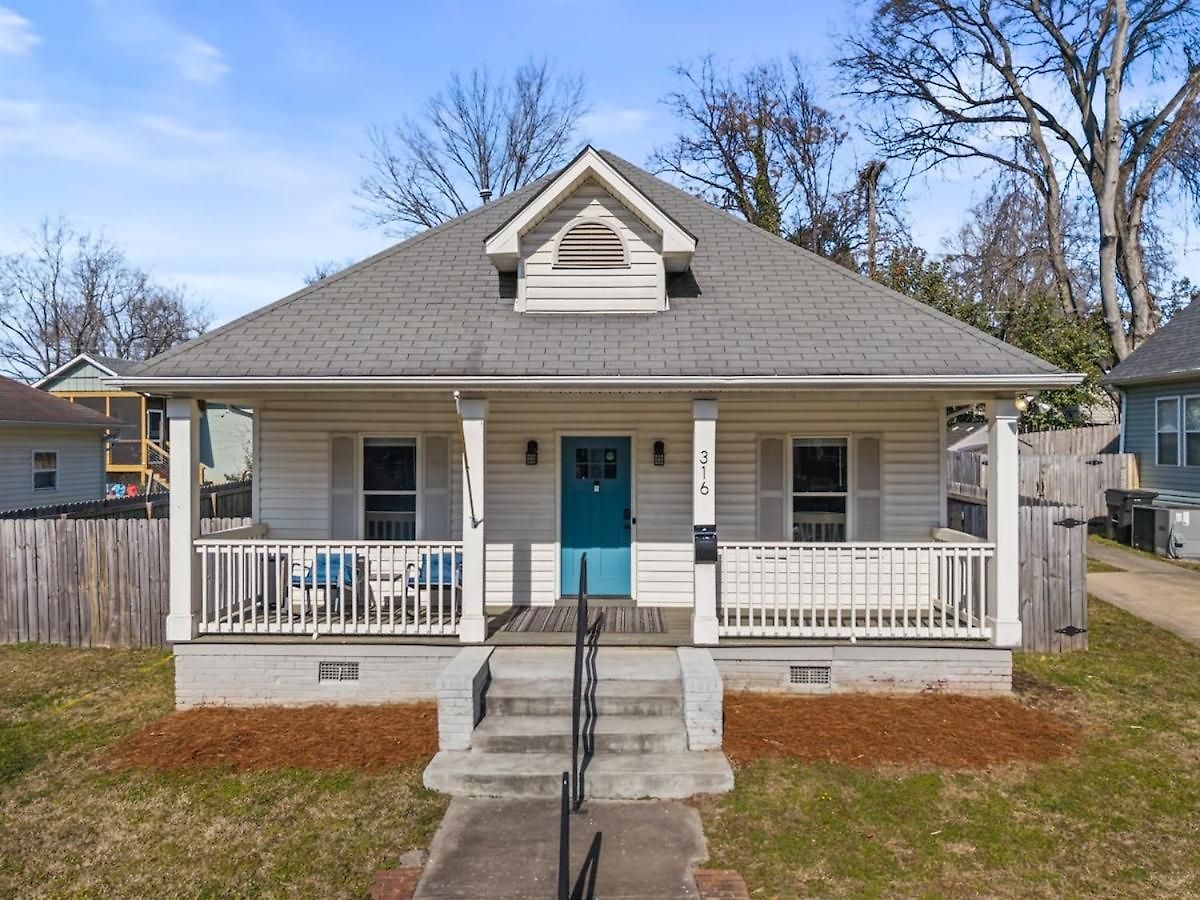 2br With Fenced Backyard, Minutes To Uptown