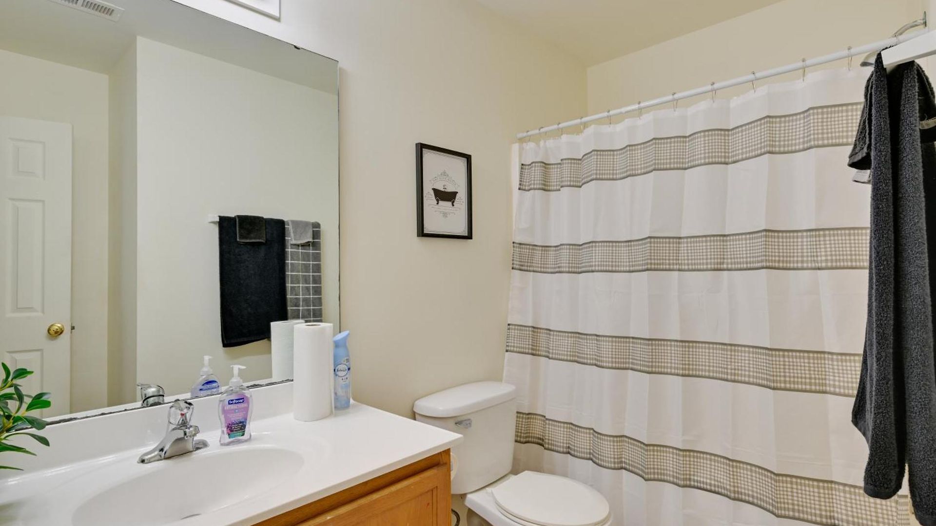 5 Mi To Uptown Charlotte! Family Retreat W/ Yard Holiday home *
