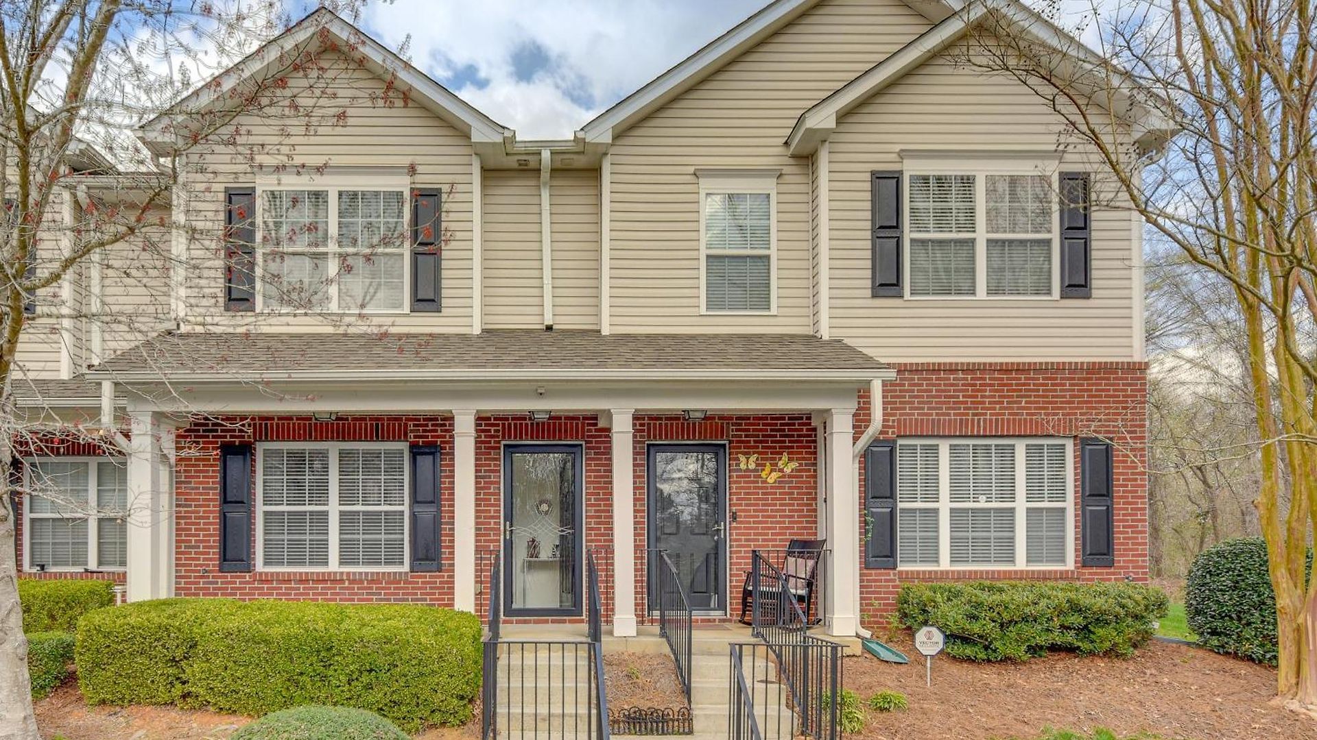 Dog-friendly Townhome W/ Patio In Area!