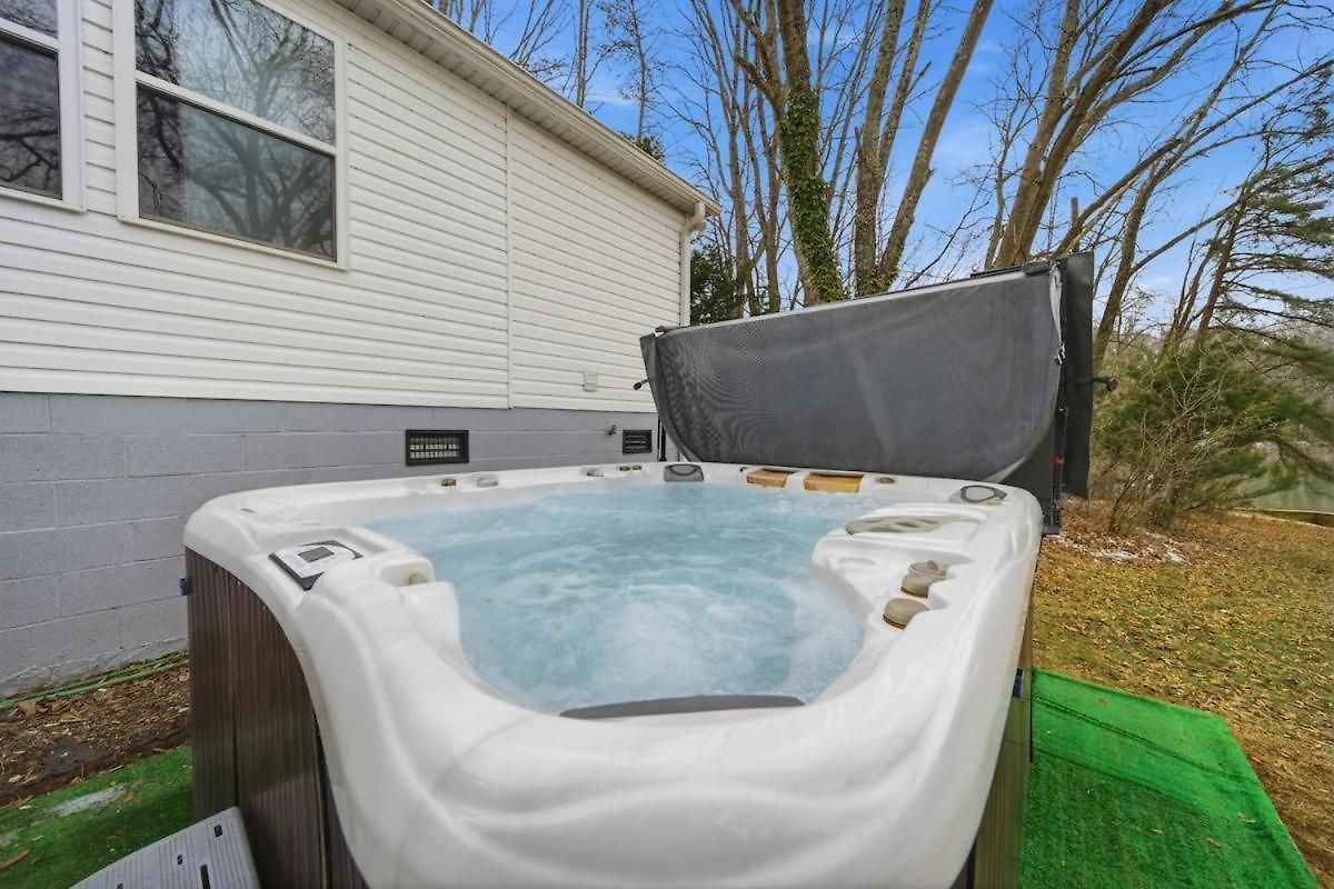 Holiday home Castaway Cove 5 Bed Retreat Fire Pit Hot Tub! *