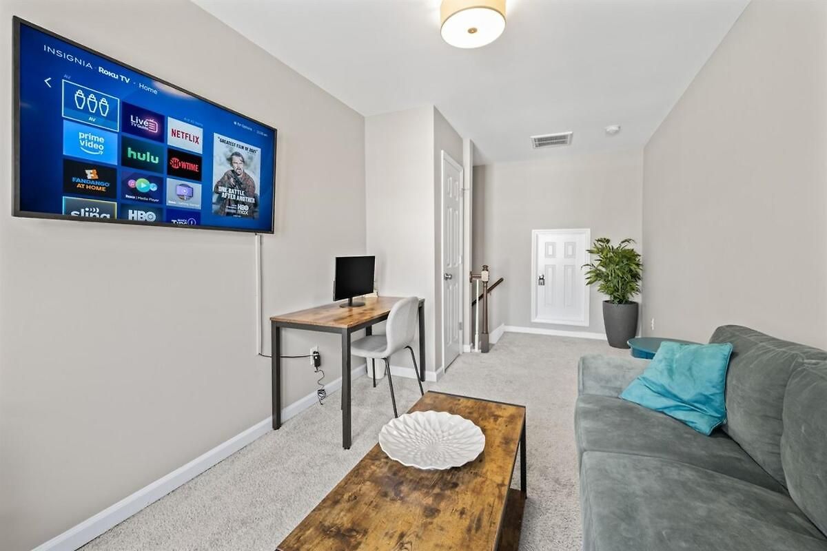 2br With Fenced Backyard, Minutes To Uptown *