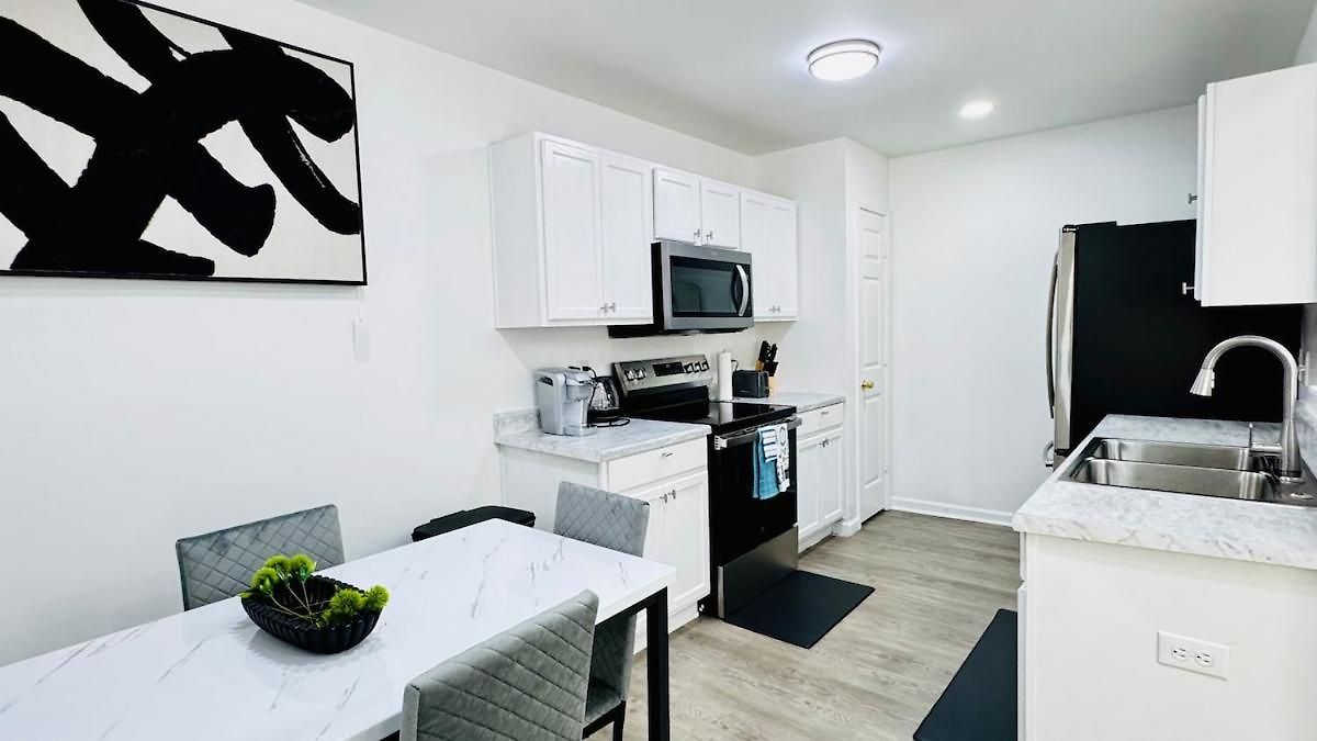Cozy Corner Escape Entire In Holiday home *
