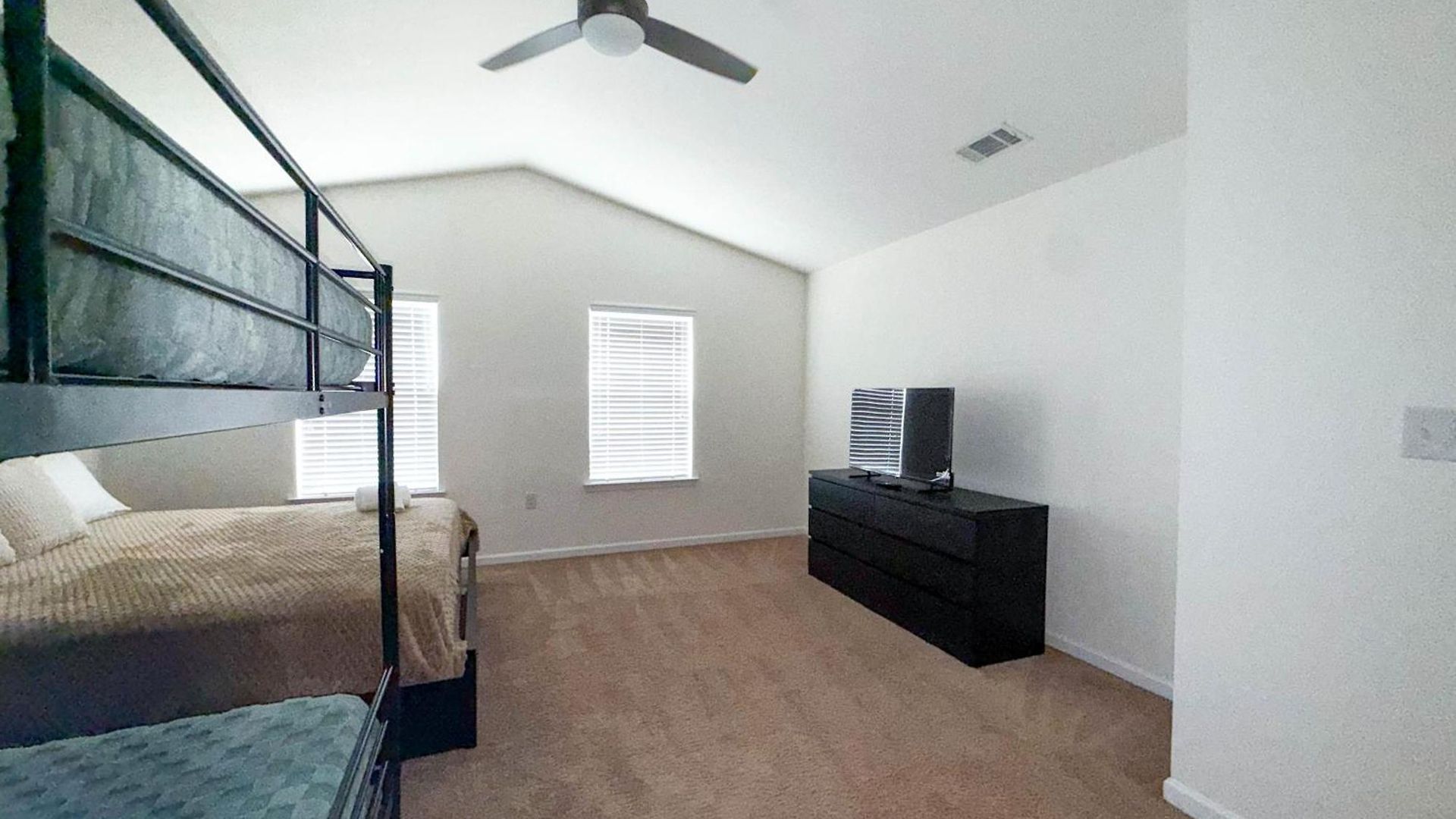 Modern 4 Bedroom Near Uptown