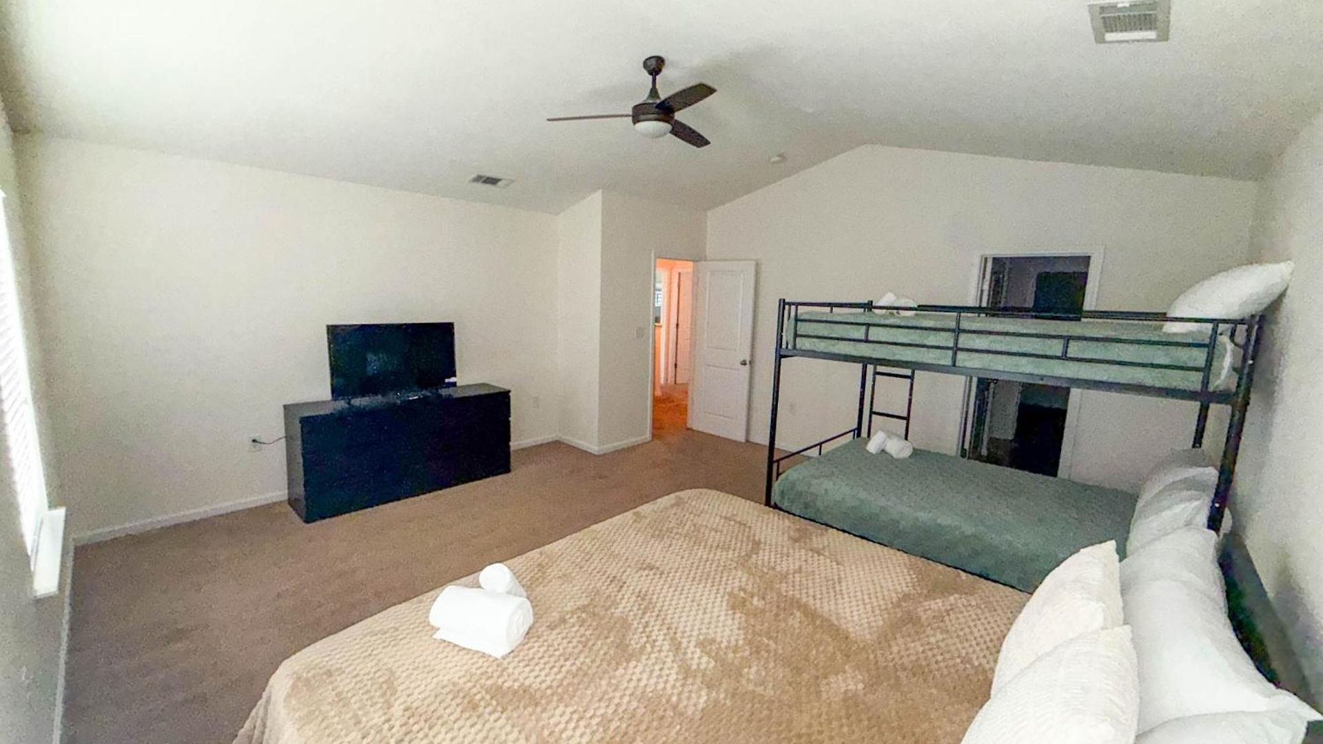 Modern 4 Bedroom Near Uptown Charlotte