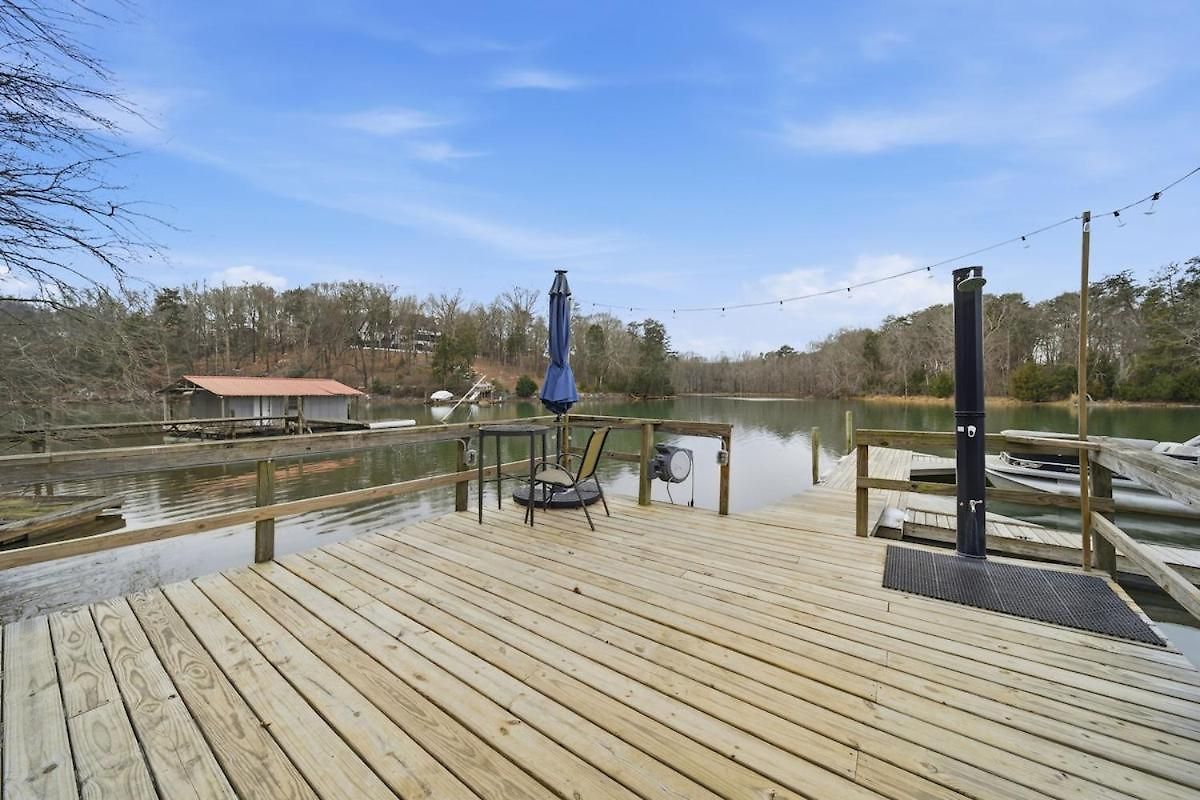 Holiday home Castaway Cove 5 Bed Retreat Fire Pit Hot Tub!