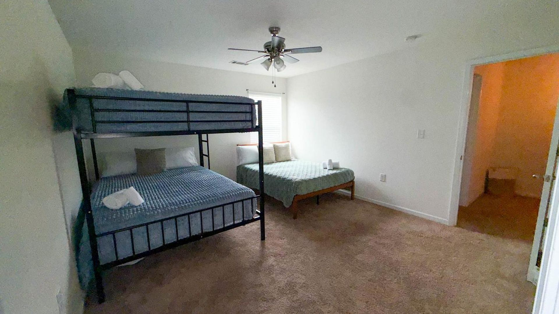 Modern 4 Bedroom Near Uptown *