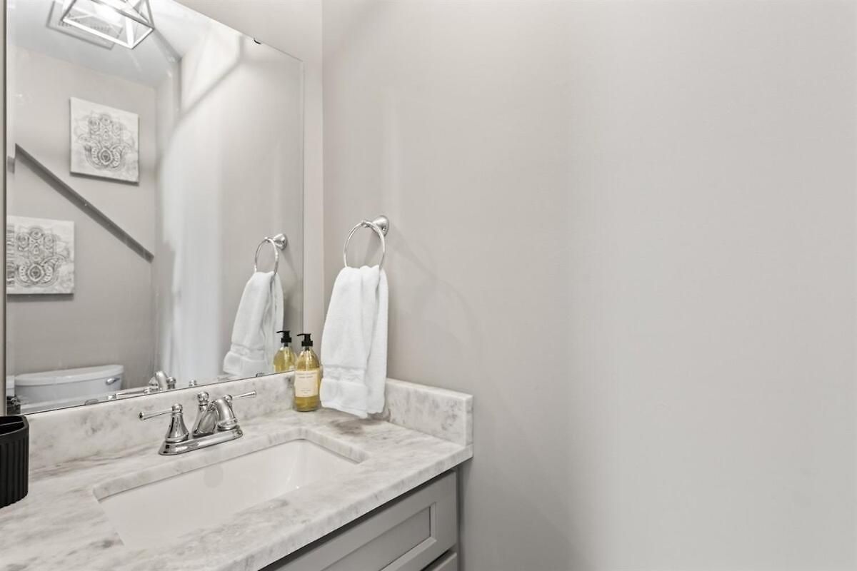 2br With Fenced Backyard, Minutes To Uptown Charlotte