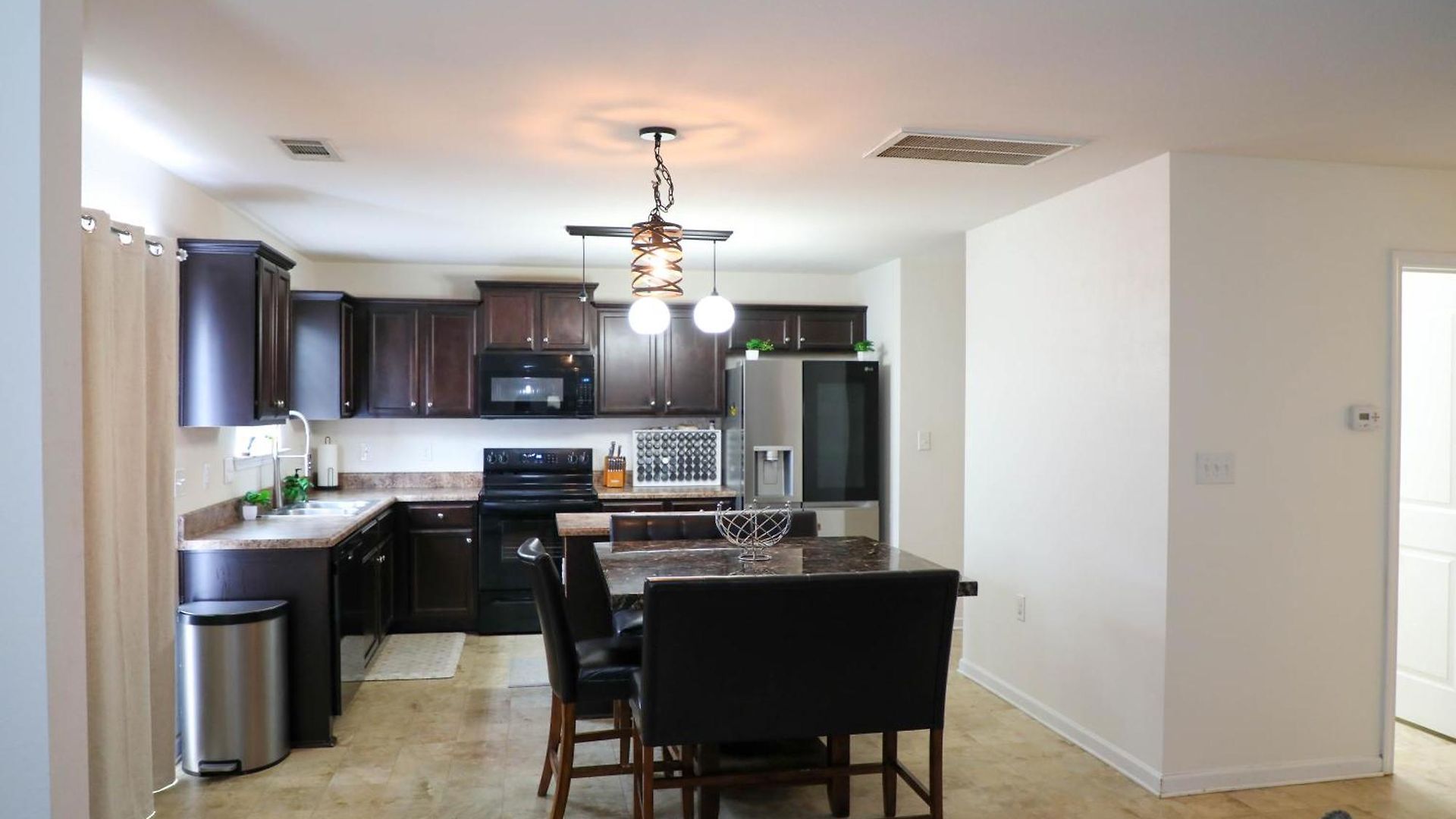 Modern 4 Bedroom Near Uptown Holiday home