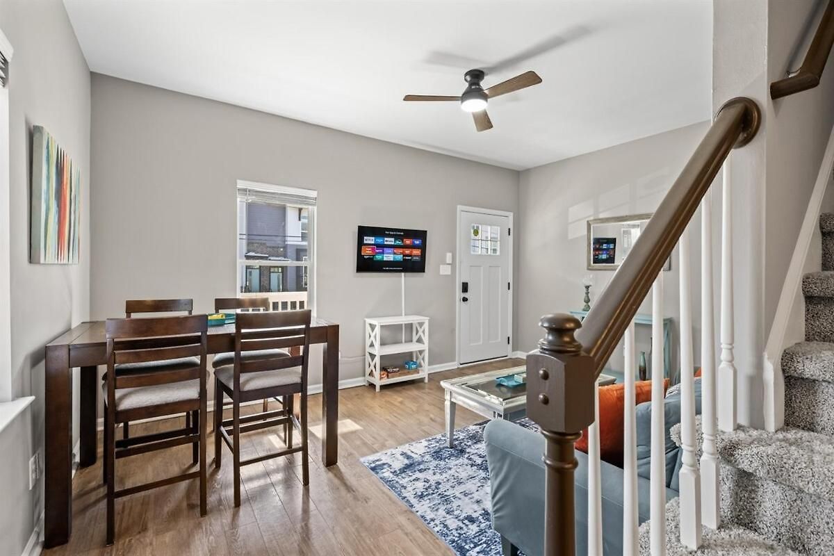 2br With Fenced Backyard, Minutes To Uptown Holiday home