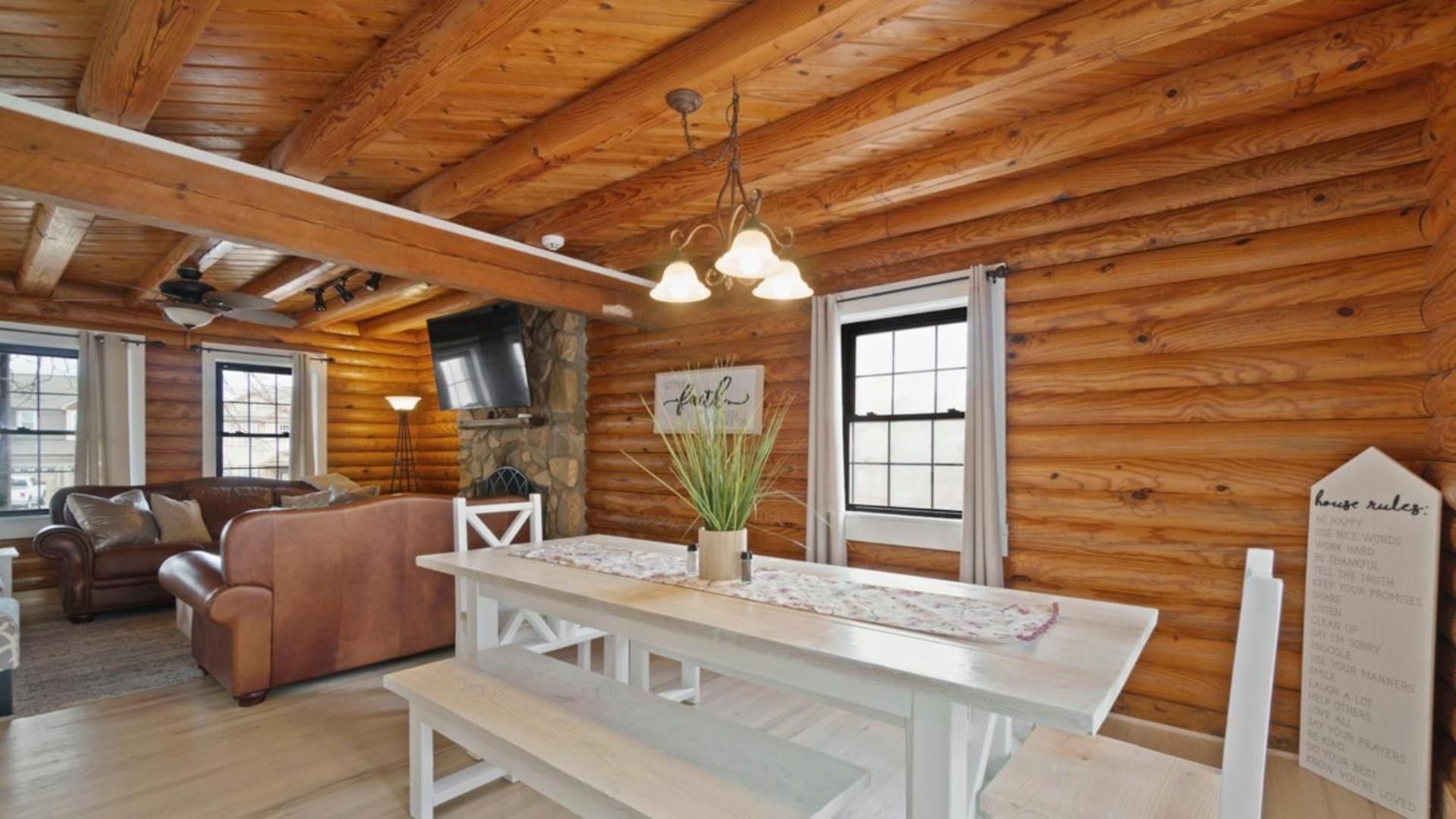 Renovated 5br/3ba W/ Rec Holiday home Charlotte