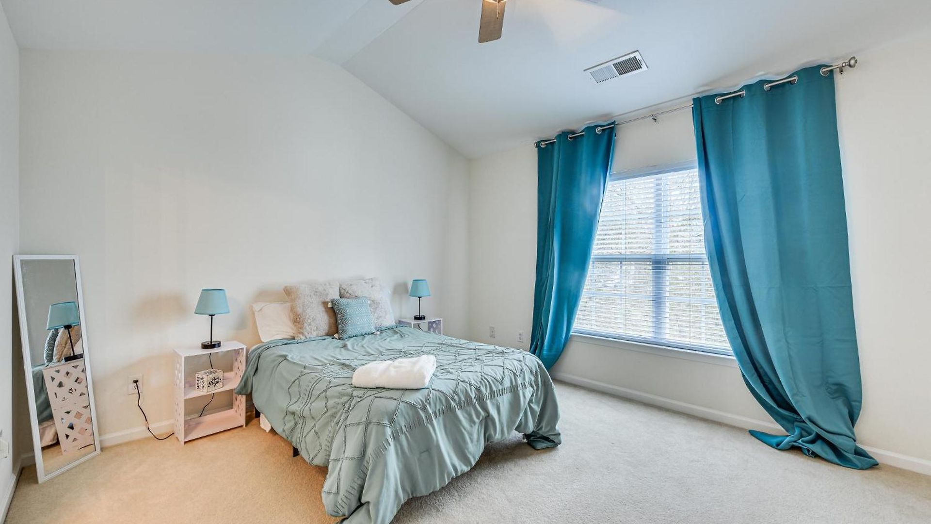 Dog-friendly Townhome W/ Patio In Area! Holiday home