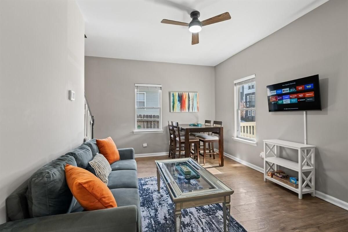 Holiday home 2br With Fenced Backyard, Minutes To Uptown
