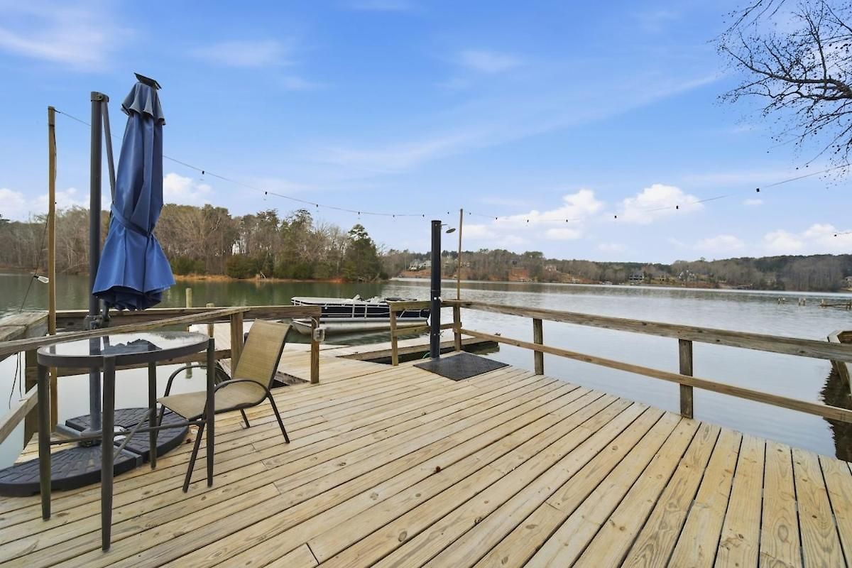 Castaway Cove 5 Bed Retreat Fire Pit Hot Tub! Holiday home