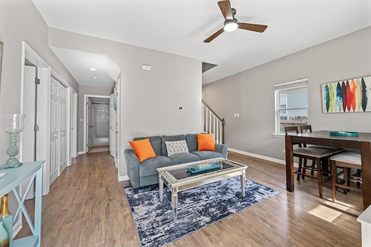 2br With Fenced Backyard, Minutes To Uptown Holiday home
