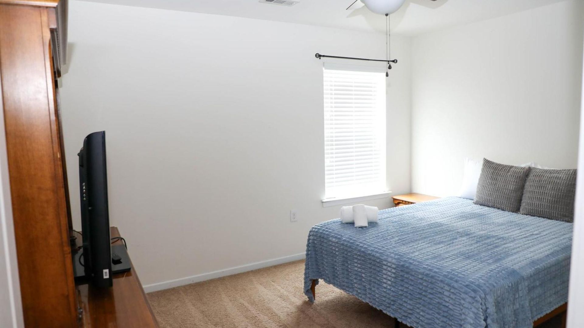 Modern 4 Bedroom Near Uptown