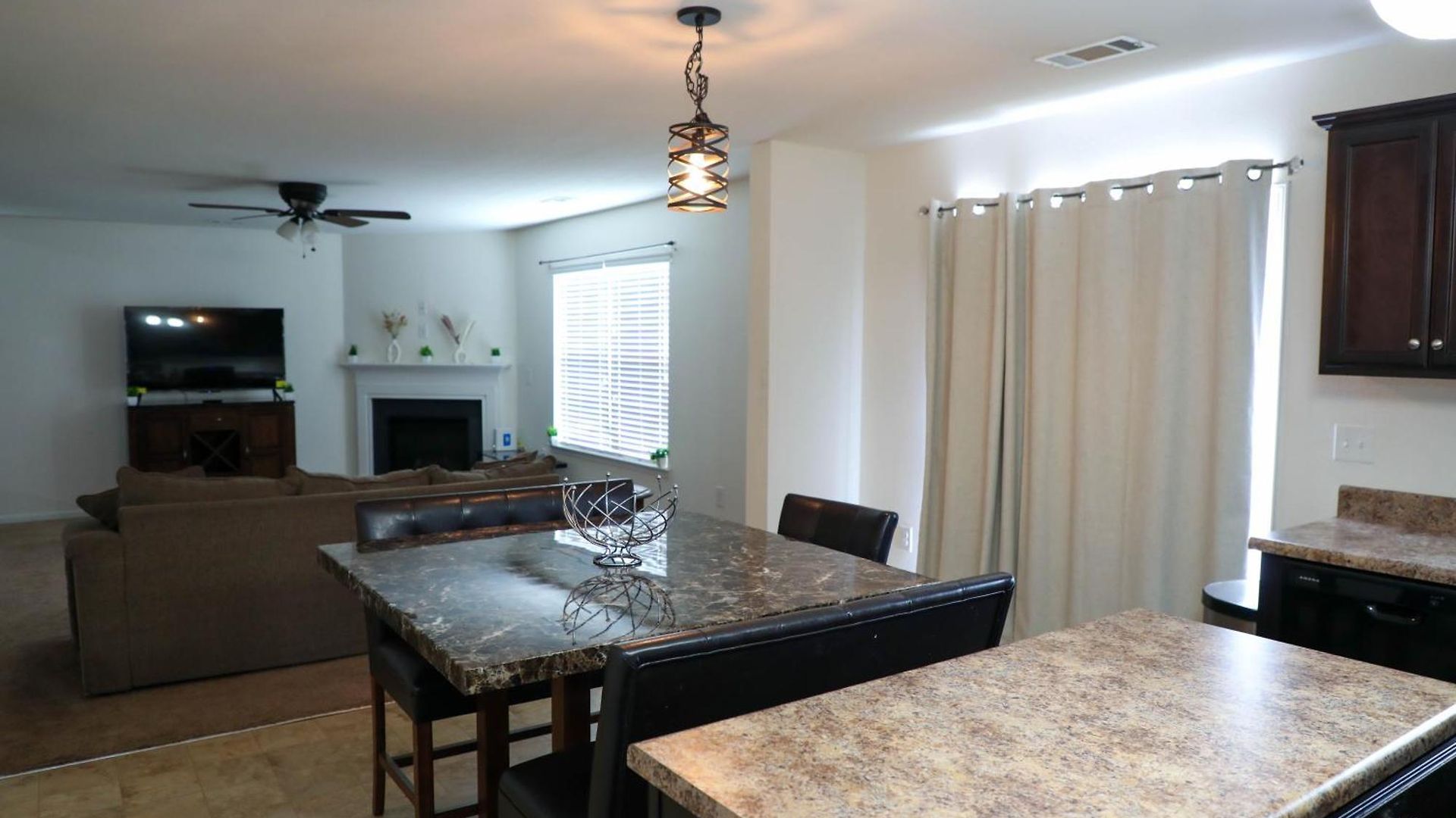 Modern 4 Bedroom Near Uptown Holiday home