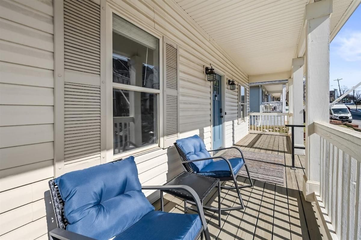 Holiday home 2br With Fenced Backyard, Minutes To Uptown