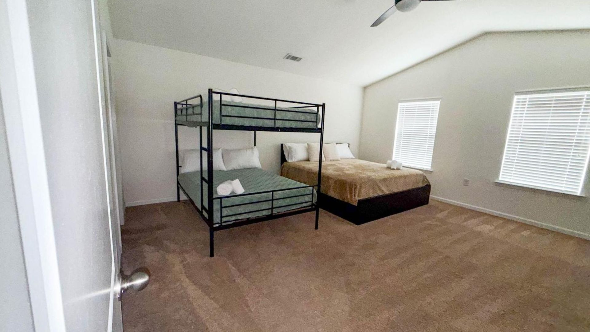 Modern 4 Bedroom Near Uptown Holiday home