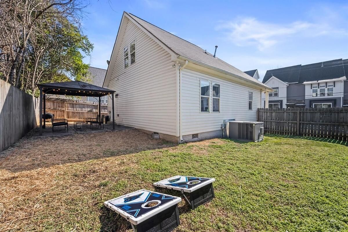 2br With Fenced Backyard, Minutes To Uptown