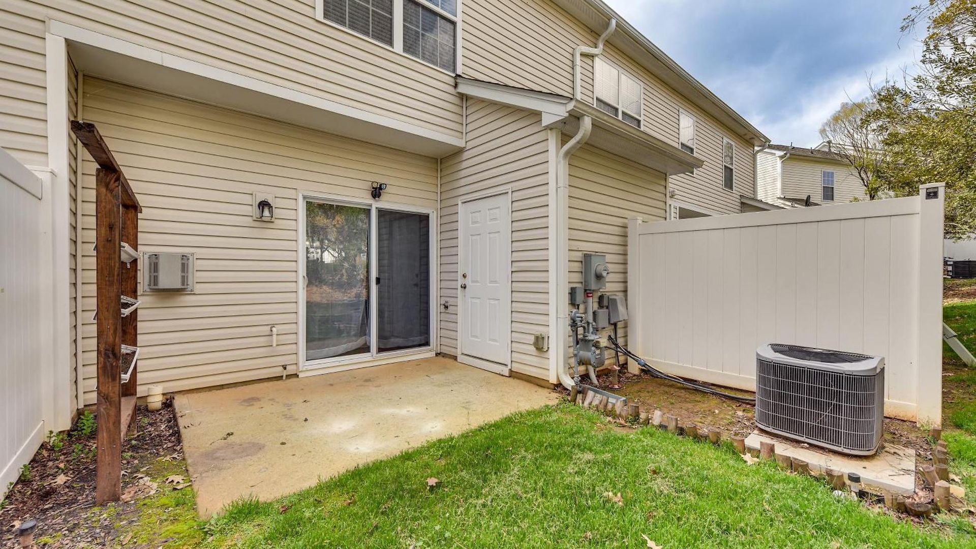Dog-friendly Townhome W/ Patio In Area!